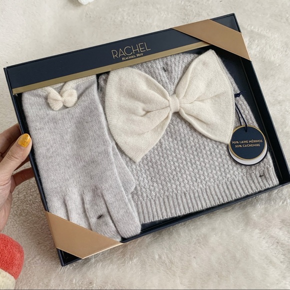 Holiday Gifts 🎁! NWT Rachel Roy 100% Wool Bow Hat & Glove Gift Set​ Light Gray